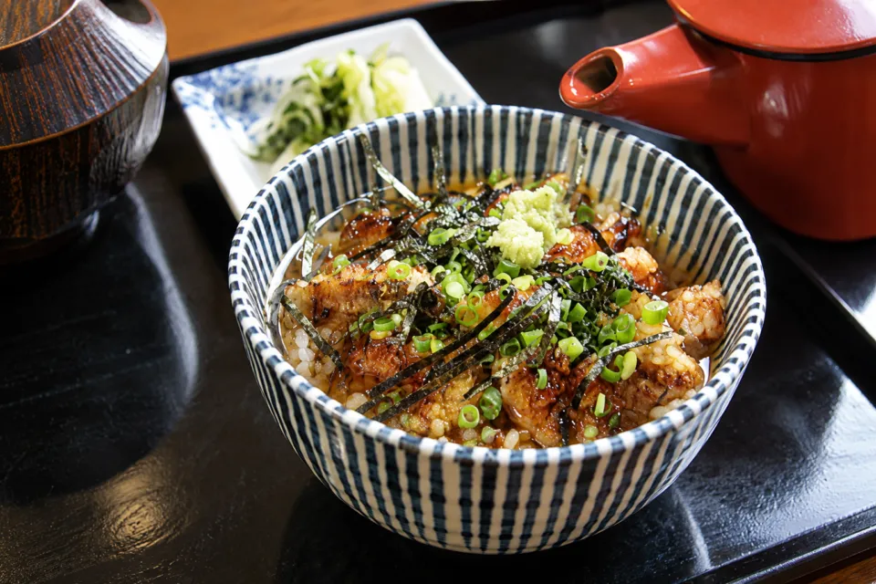 うなぎ 蓬ぜんの薬味を添えたひつまぶし