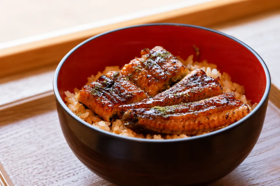 うなぎ料理 鹿六 新宮店の赤い内側の器に盛られた鰻丼