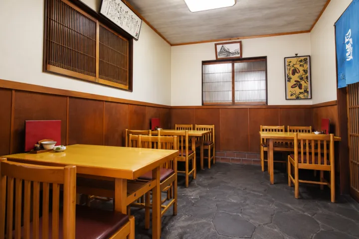 うなぎ料理 鹿六 新宮店の木製テーブルが並ぶ新宮店の1階