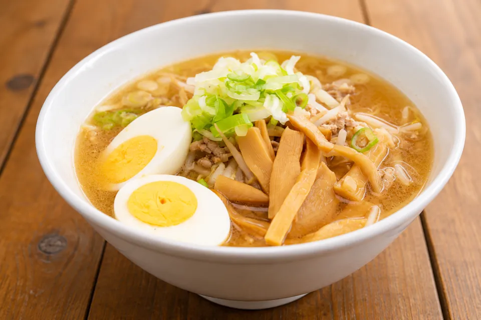 鵜ノ崎テラスのさかなの味噌ラーメンの料理例