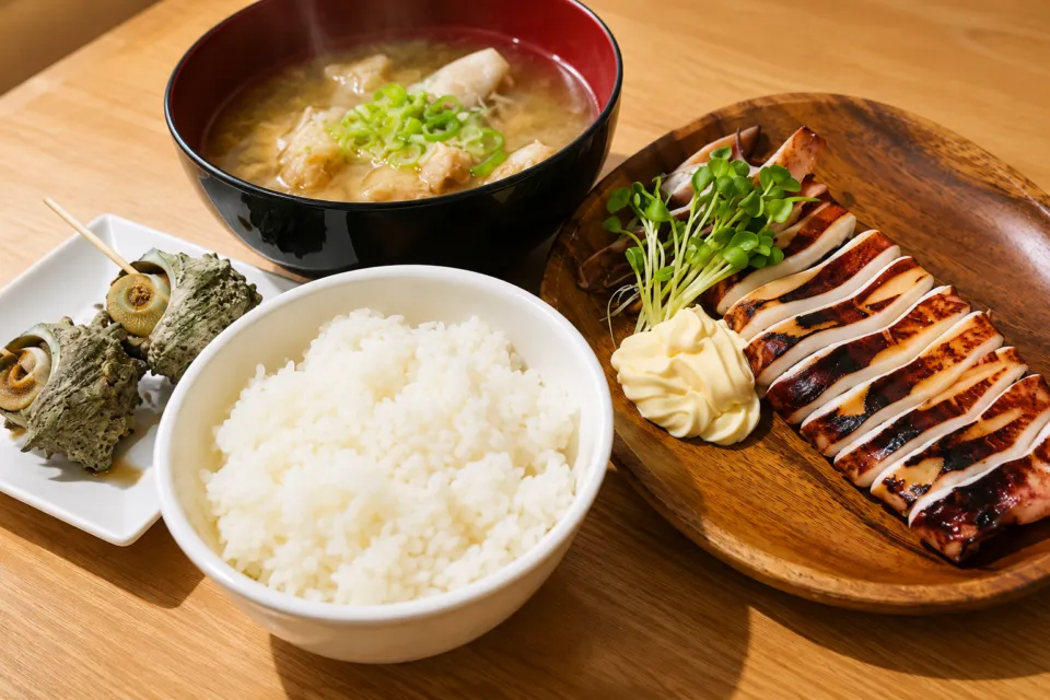 鵜ノ崎テラスの焼きイカとご飯を組み合わせた料理例