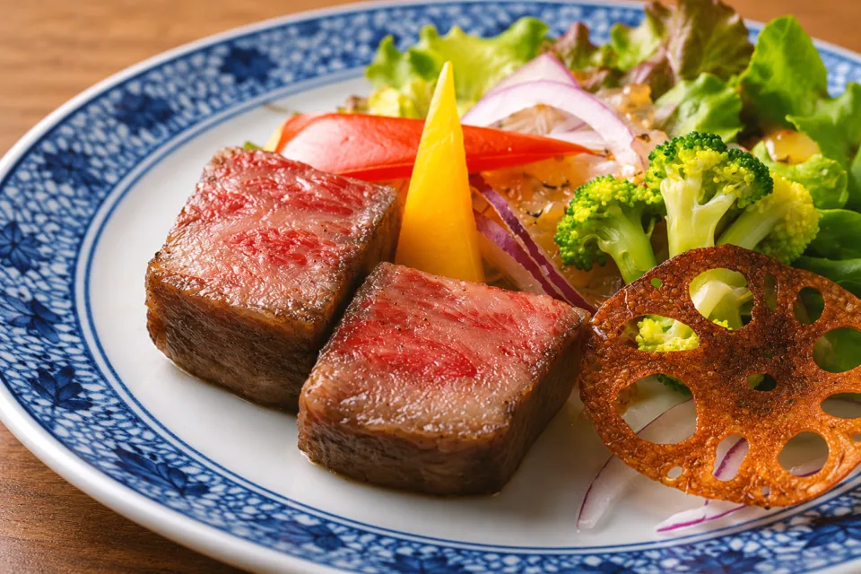 嬉乃すしの肉と野菜の一皿