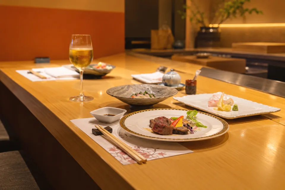 嬉乃すしのカウンターに料理が並ぶ食卓