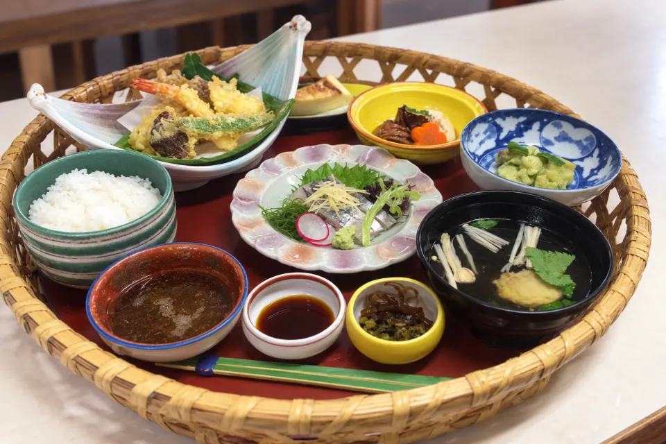 うわじまの料理や 有明のかごに料理を盛り付けた御膳