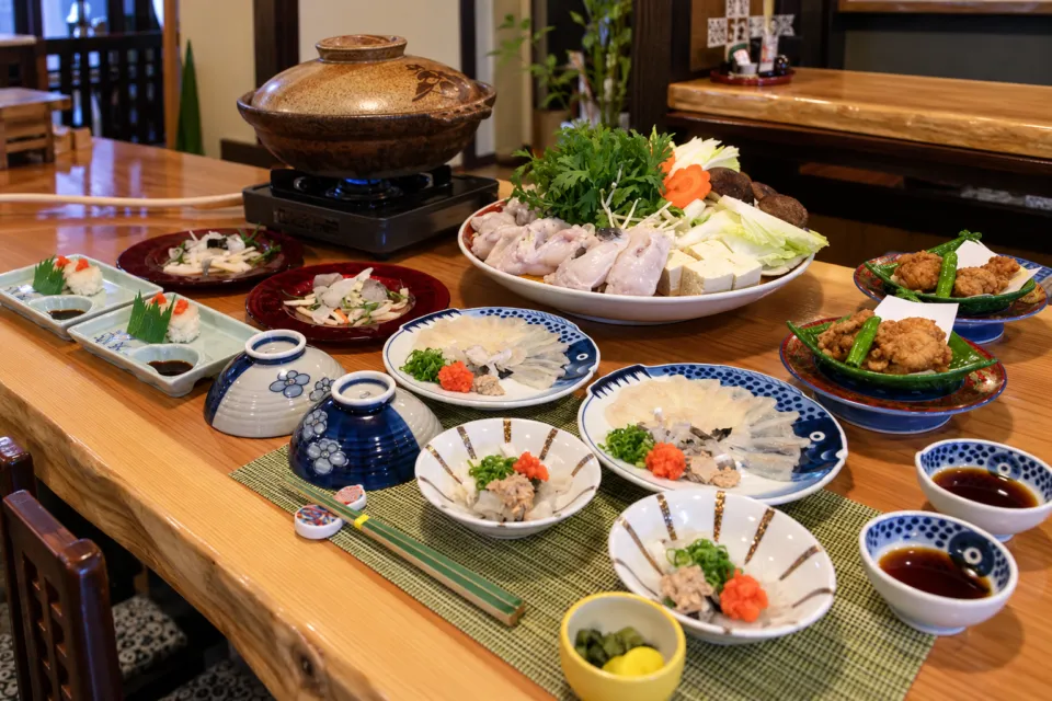うわじまの料理や 有明の鍋と薄造りを並べた食卓