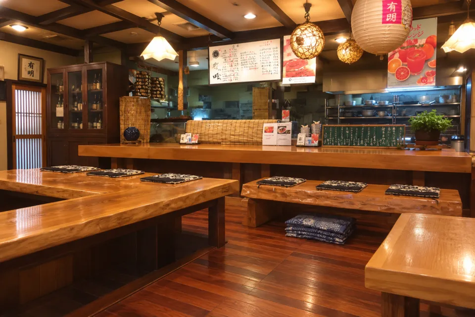 うわじまの料理や 有明の木のカウンターと座敷