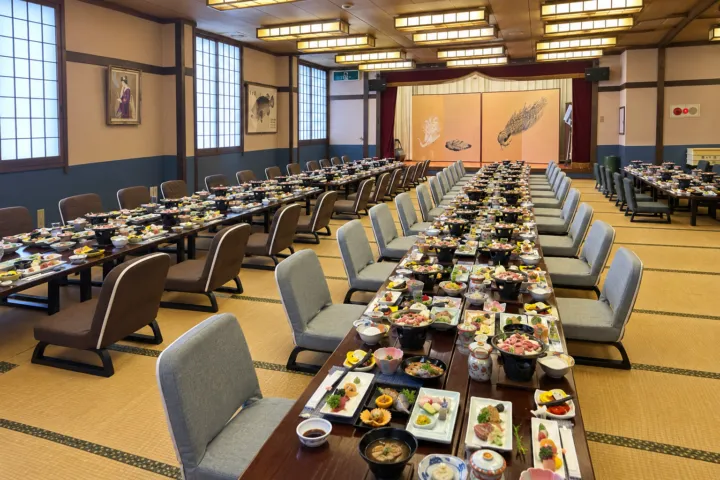 うわじまの料理や 有明の宴会場の食卓と椅子