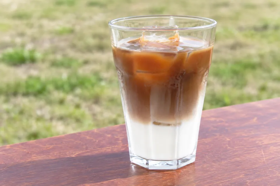 WOOD PAOの氷の入ったカフェラテ