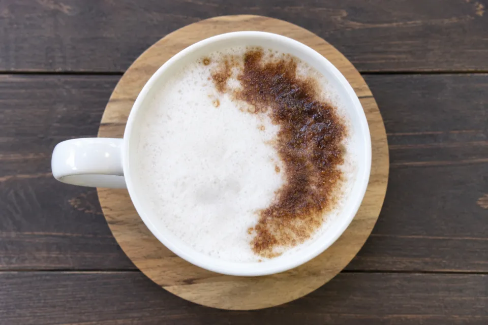 WOOD PAOの白いカップのカフェラテ