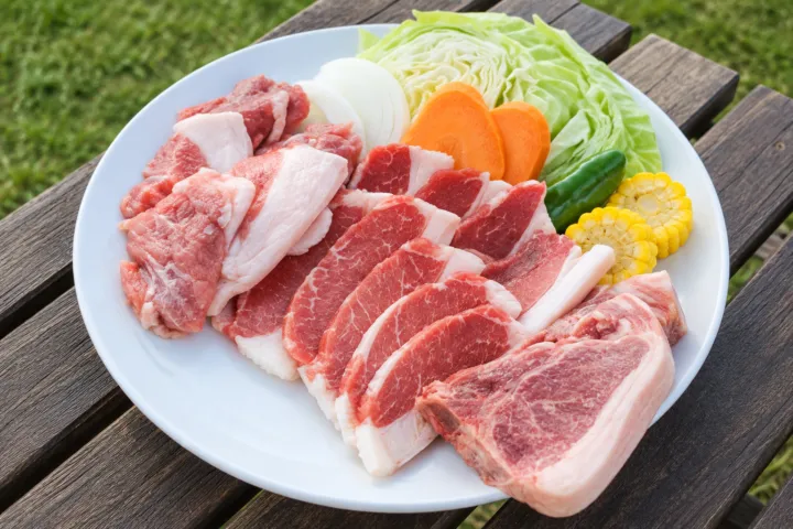 WOOD PAOの骨付きラムを含む肉と野菜の盛り合わせ
