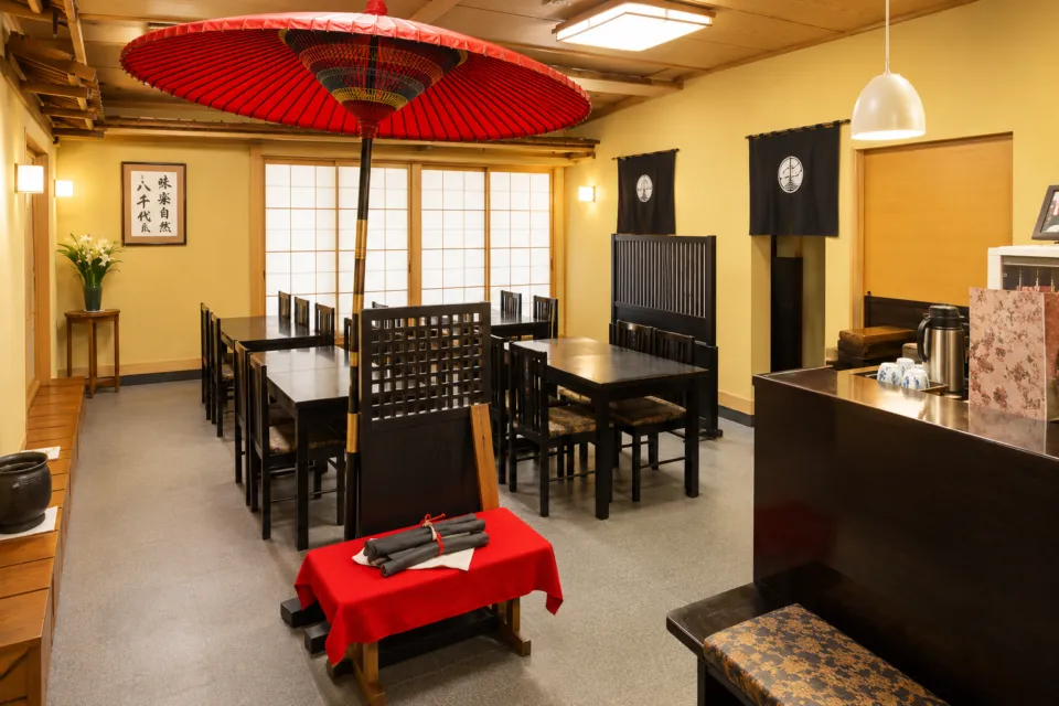 八千代本店の和室の座敷とテーブル席