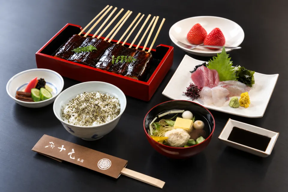 八千代本店の木の芽田楽と刺身を含む定食