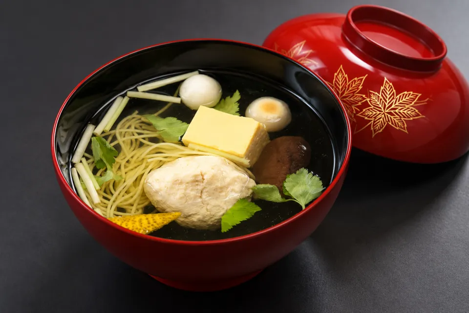 八千代本店の赤い椀に盛られた吸物