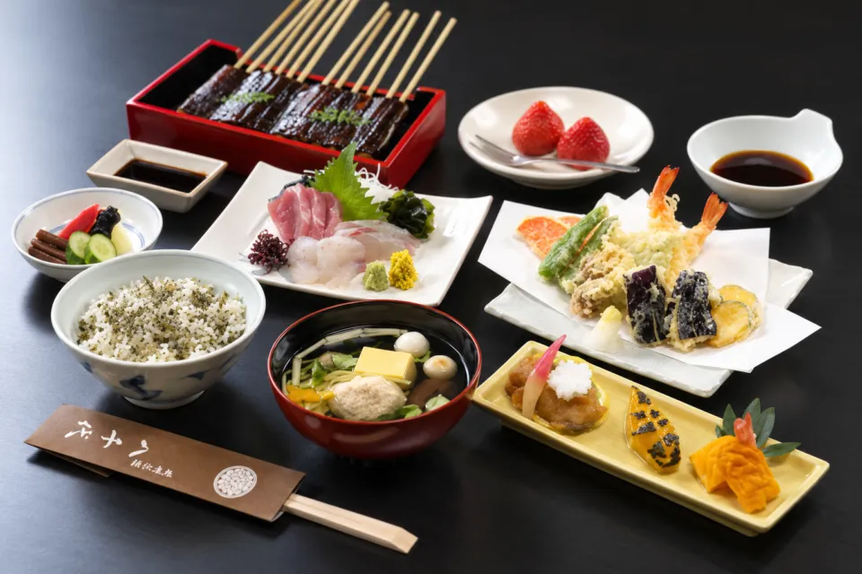 八千代本店の木の芽田楽と刺身と天ぷらを含む定食
