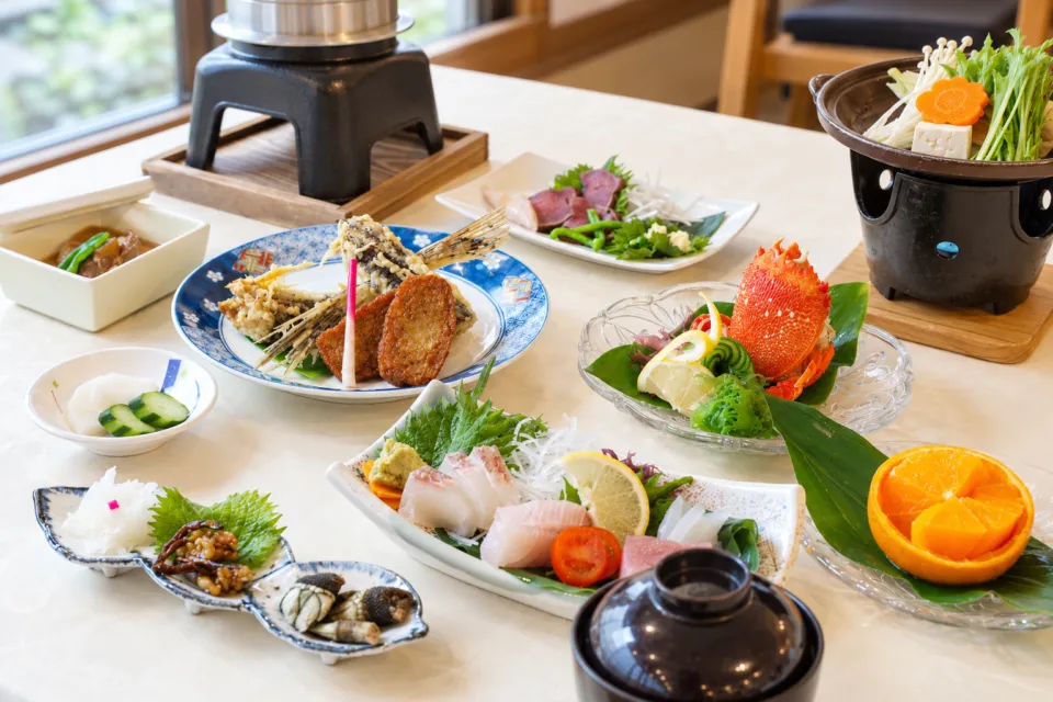 屋久島グリーンホテルの刺身や魚料理を並べた夕食