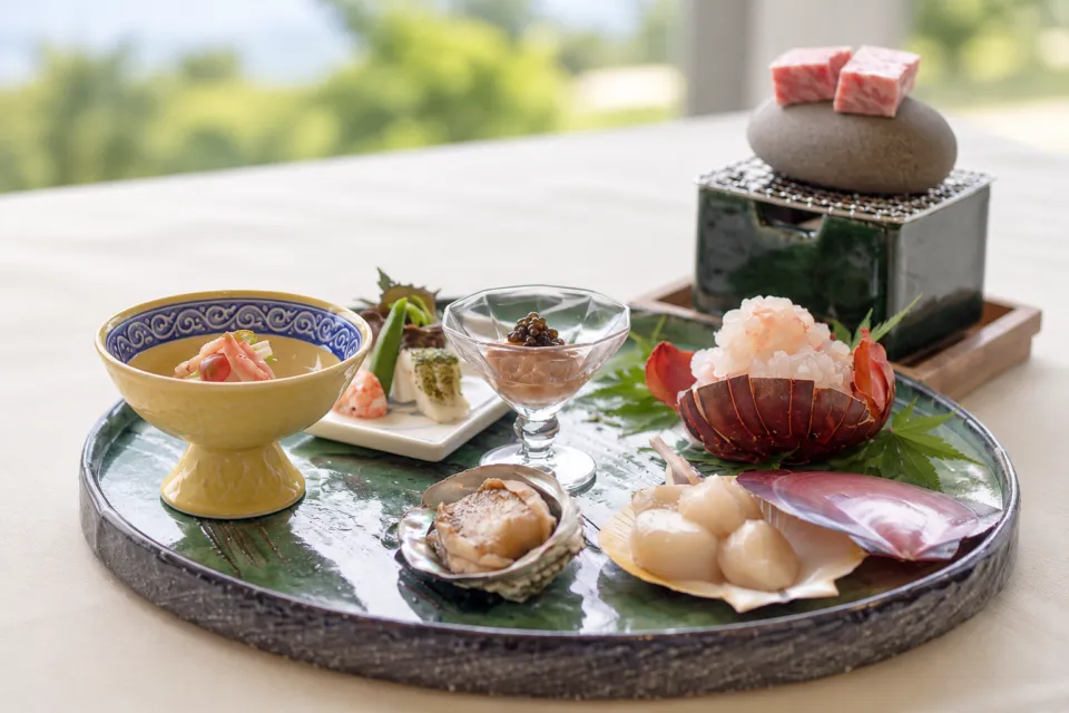 屋久島いわさきホテルの器を並べて盛り付けた和食コース