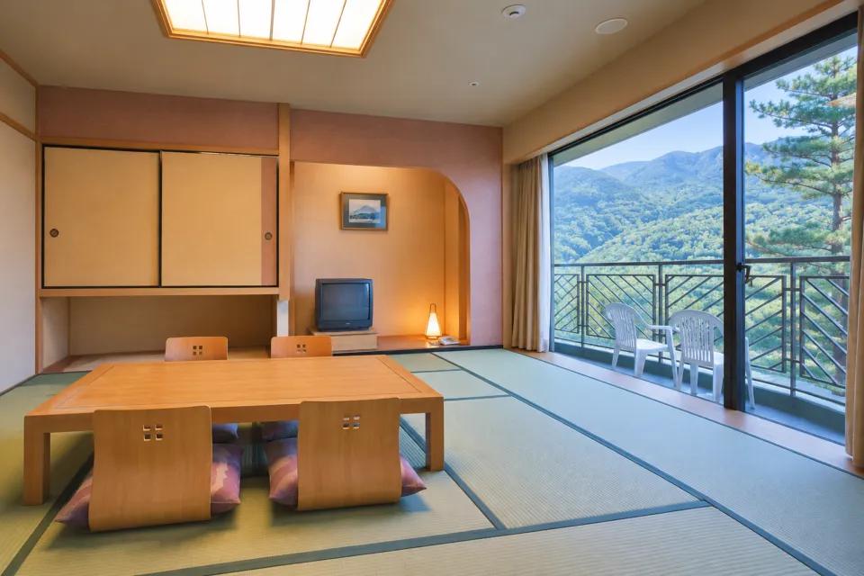 屋久島いわさきホテルの和室の畳と座卓、窓の向こうの景色