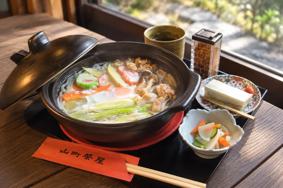 山町茶屋の氷見うどんの鍋と小鉢を載せた膳