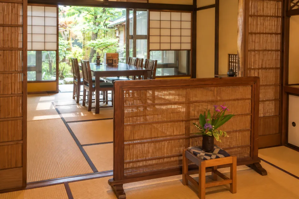 山町茶屋の簾の衝立越しに庭を望む店内