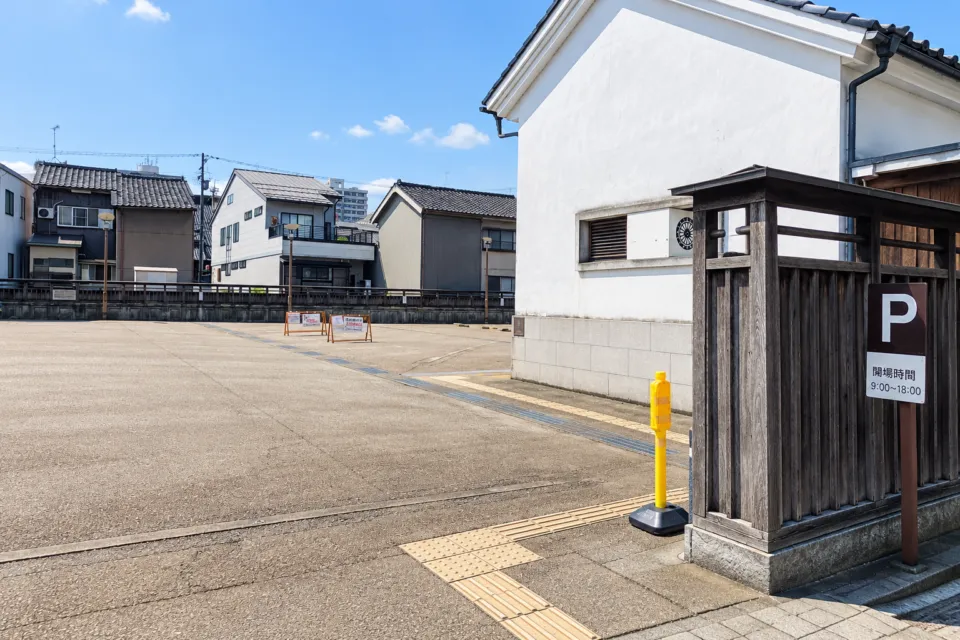 山町茶屋の観光駐車場の入口と駐車スペース