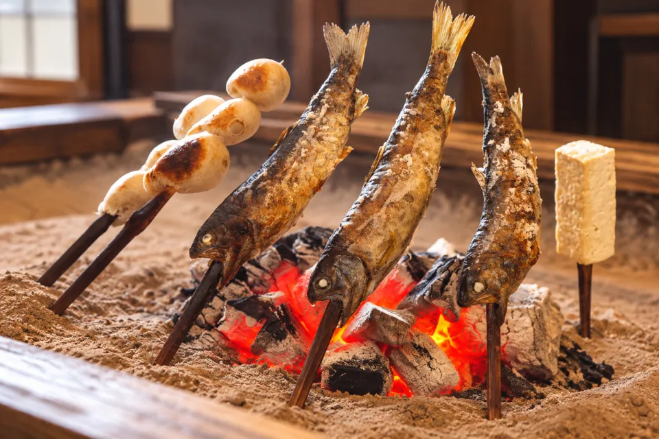 山見茶屋 高森本店の囲炉裏で焼く魚と田楽