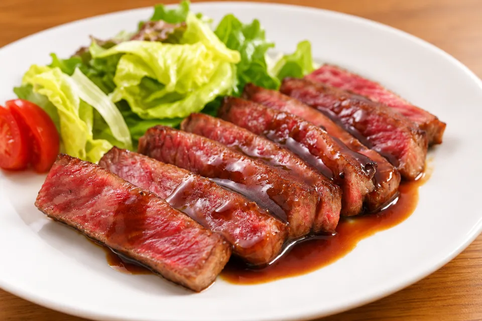 山見茶屋 高森本店のソースを添えた肉料理