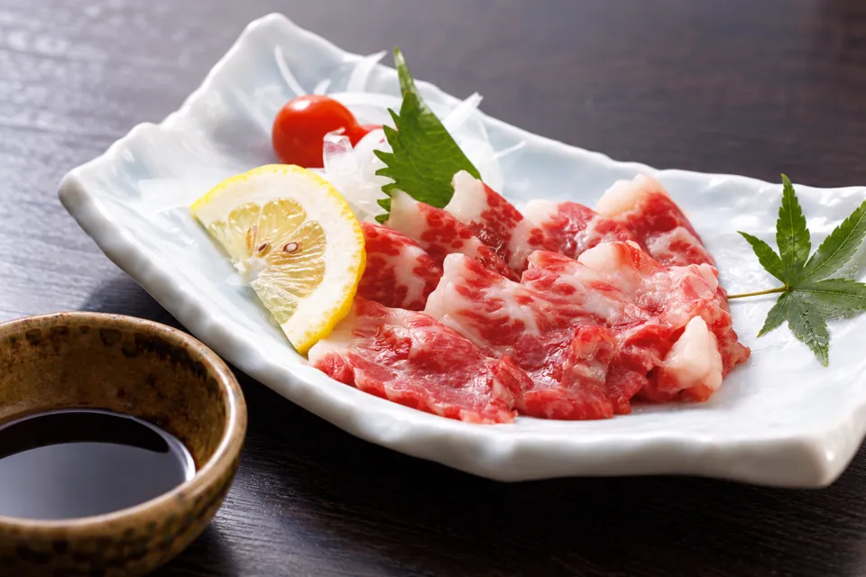 山見茶屋 高森本店の皿に盛られた馬刺し