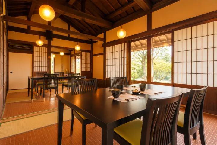 山見茶屋 高森本店の小皿を添えたテーブル席