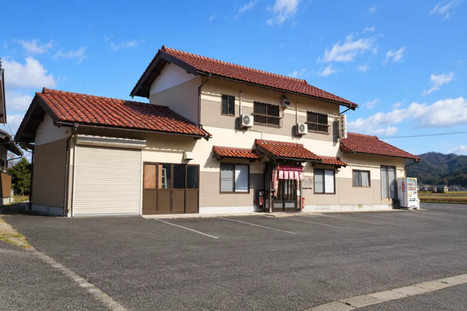 やまな食堂の赤い瓦屋根の店舗外観