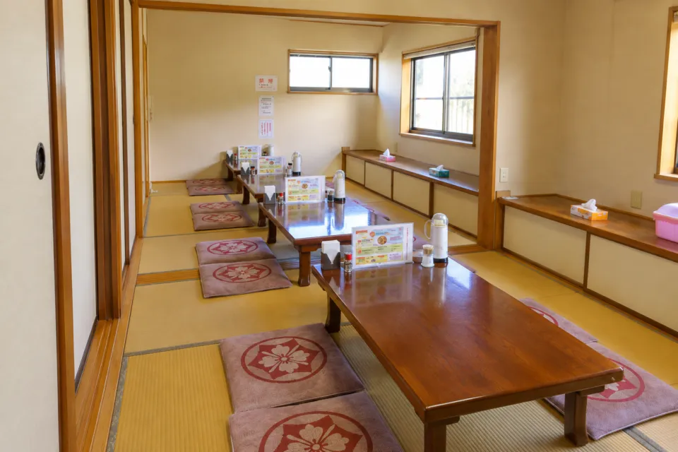 やまな食堂の窓に面した2階の座敷席