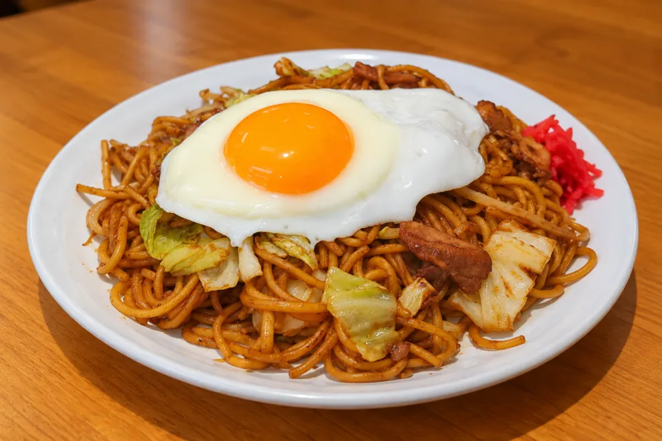 やまな食堂の目玉焼きをのせたあさぜん焼そば