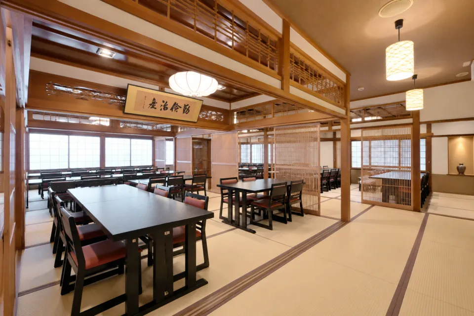 やまに水産の本館上階の椅子席