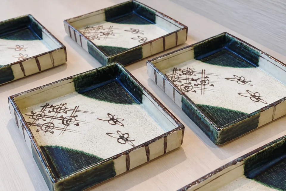 山さん寿司 本店の店で紹介された器（公式SNSの2021年11月22日投稿を基に加工）