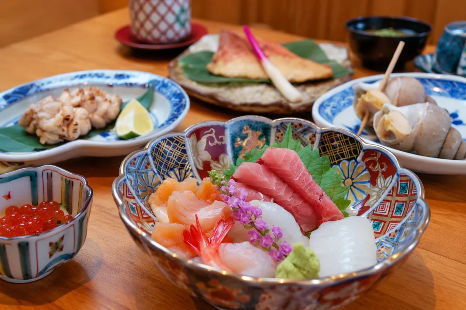 山代温泉 亀寿司の料理を並べた食卓