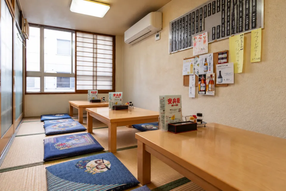 安兵衛の窓際の座敷席