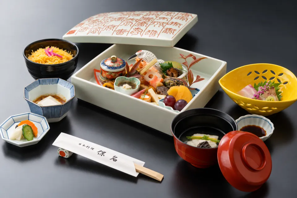 日本料理 保名の陶箱弁当