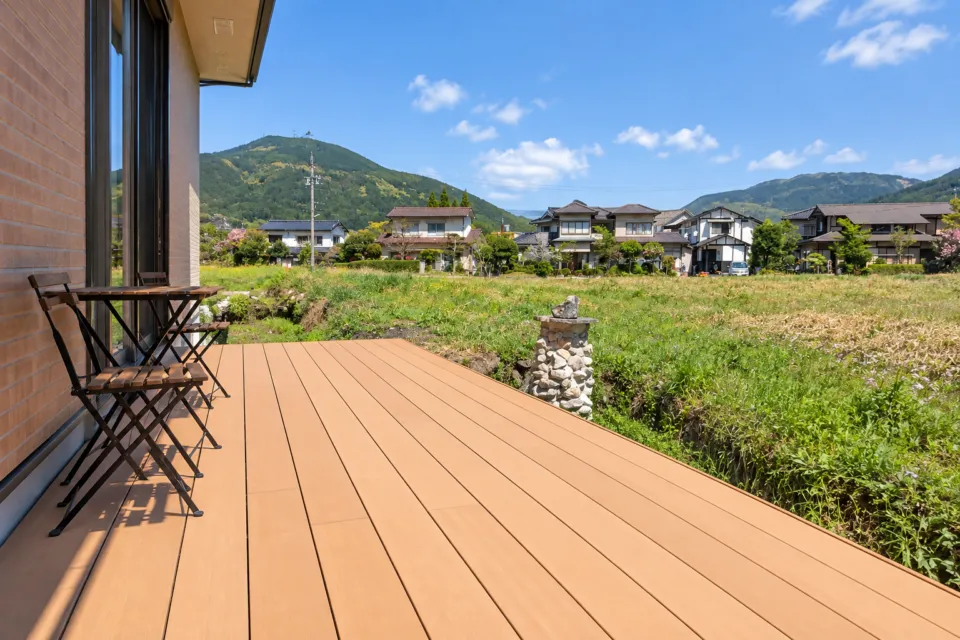湯布院千家の田園に面したテラス席