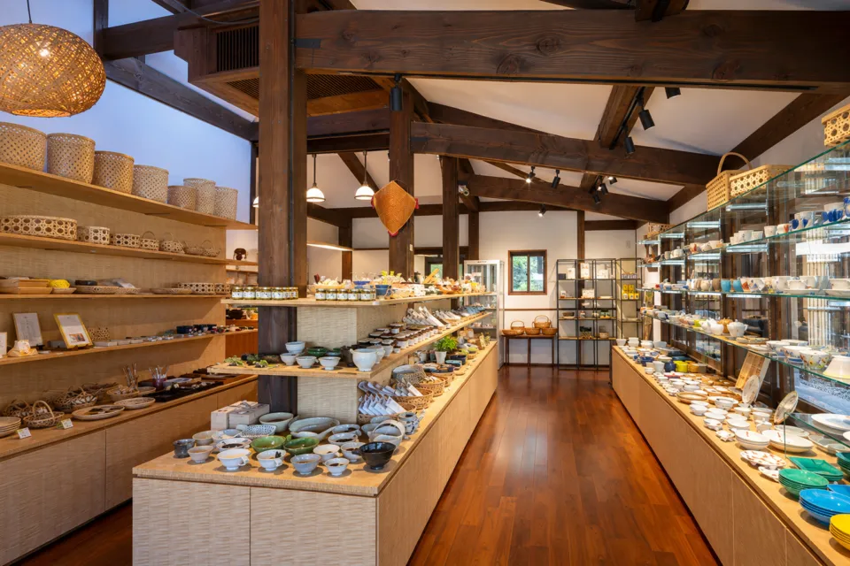 由布院 玉の湯の由布院市の食品と器の棚