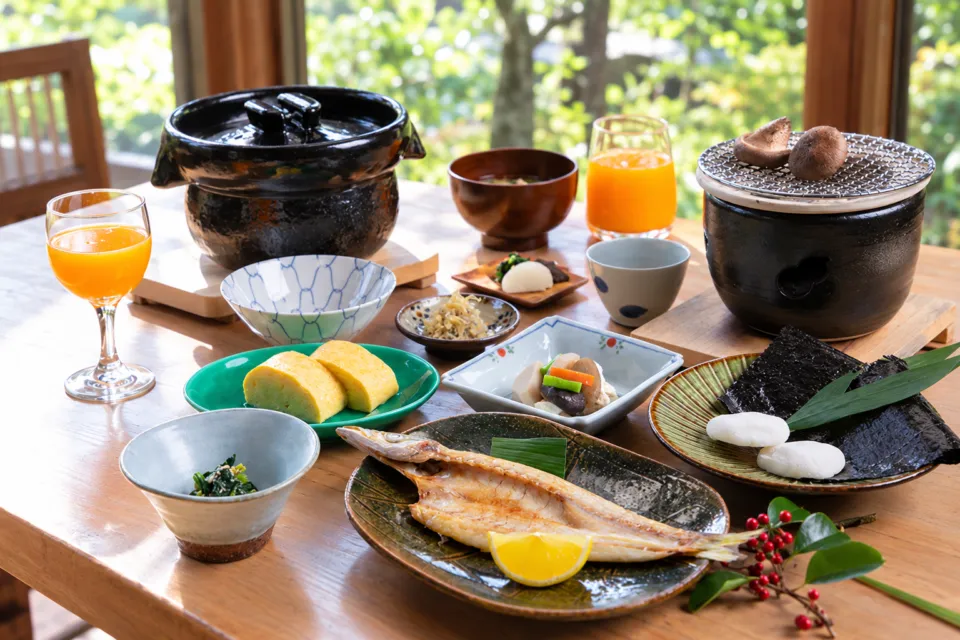 由布院 玉の湯の和朝食の焼き魚と小鉢