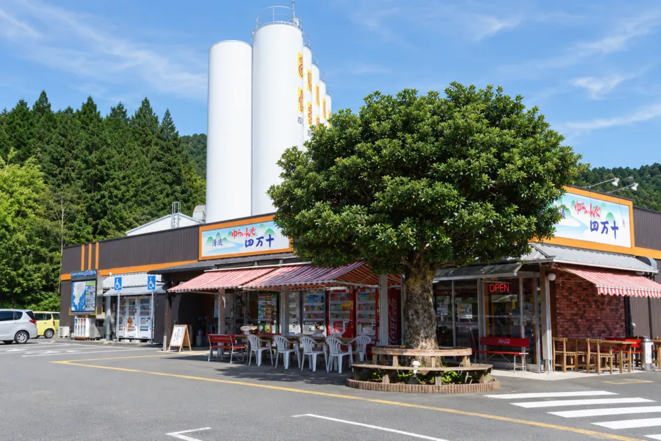 ゆういんぐ四万十の木の前に広がる施設の外観
