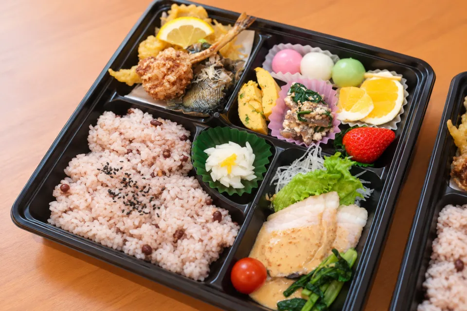 ゆういんぐ四万十の赤飯と惣菜の弁当