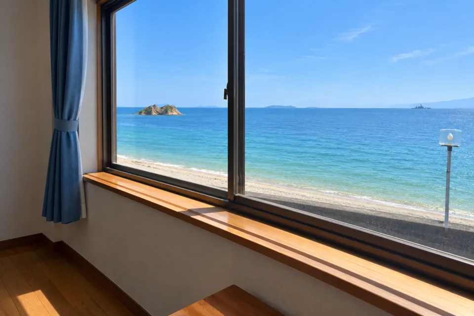 結乃屋MITSUBACHIの海に面した和室の窓辺