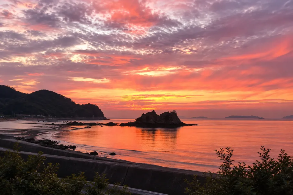 結乃屋MITSUBACHIの海と島を染める朝焼け