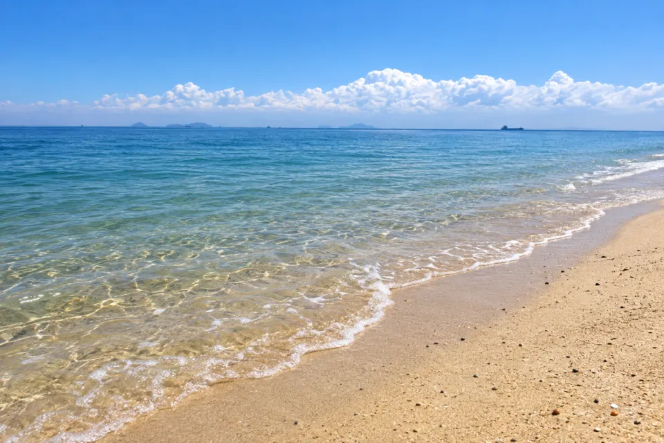 結乃屋MITSUBACHIの宿の前に広がる海辺