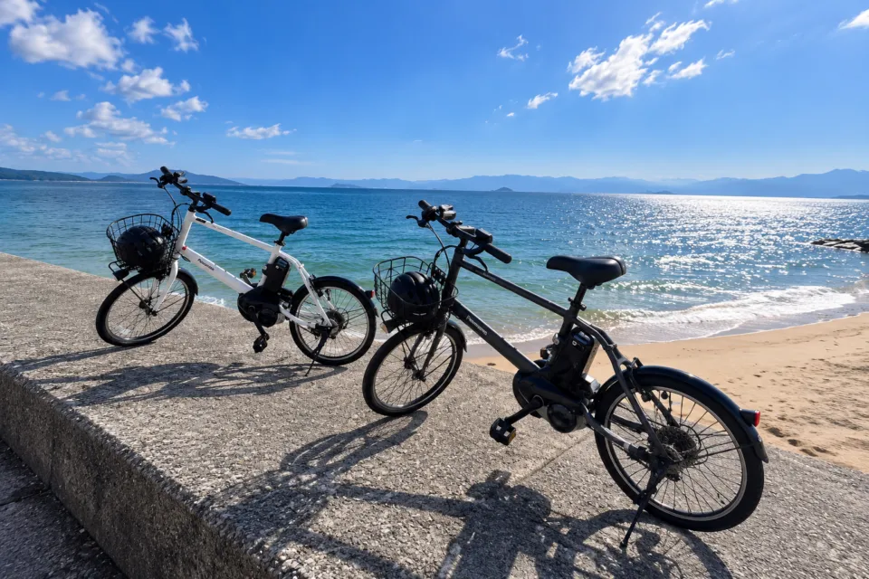 結乃屋MITSUBACHIの海辺に並ぶ貸出用自転車