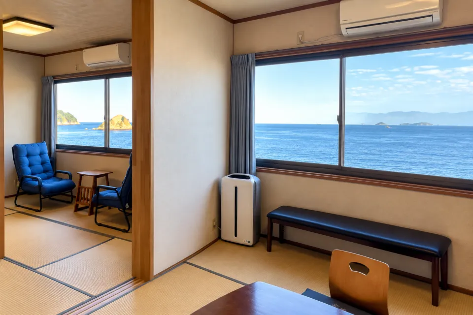 結乃屋MITSUBACHIの海を望む二つの窓がある和室