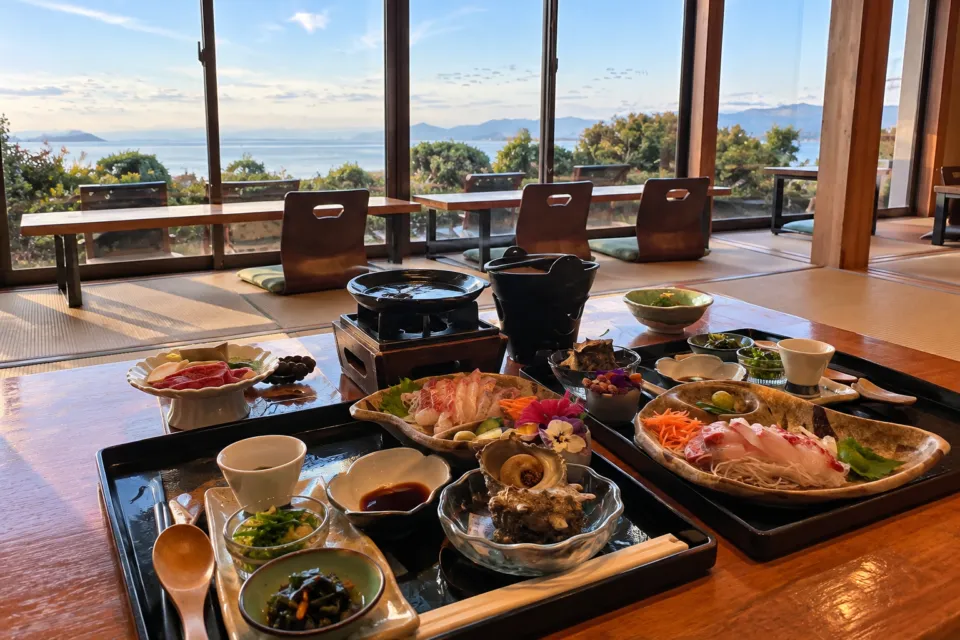 結乃屋MITSUBACHIの海を望む席に配膳された夕食