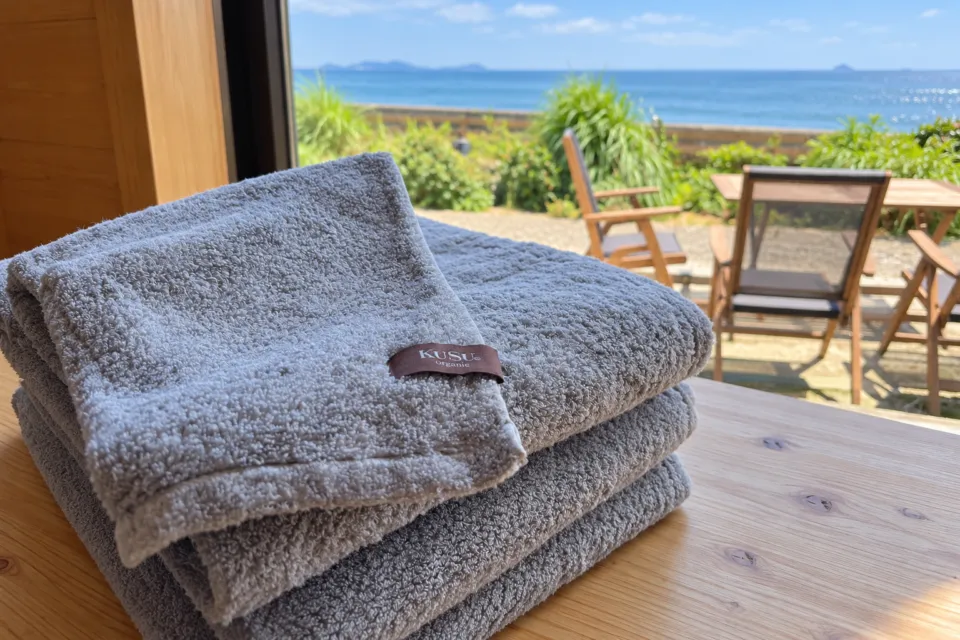 結乃屋MITSUBACHIの海を背景に重ねられたタオル