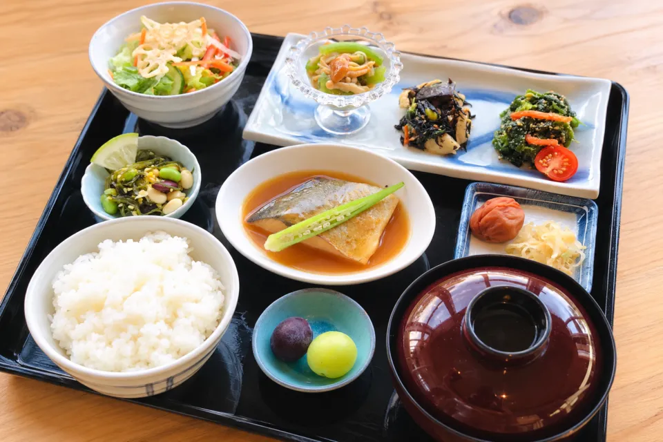 結乃屋MITSUBACHIのご飯や魚料理を盛り付けた朝食膳