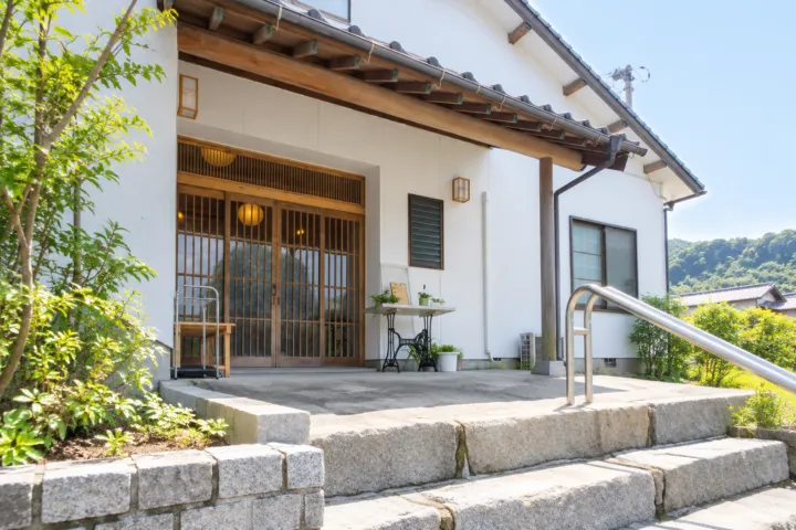 結乃屋MITSUBACHIの白壁と木の格子戸がある入口